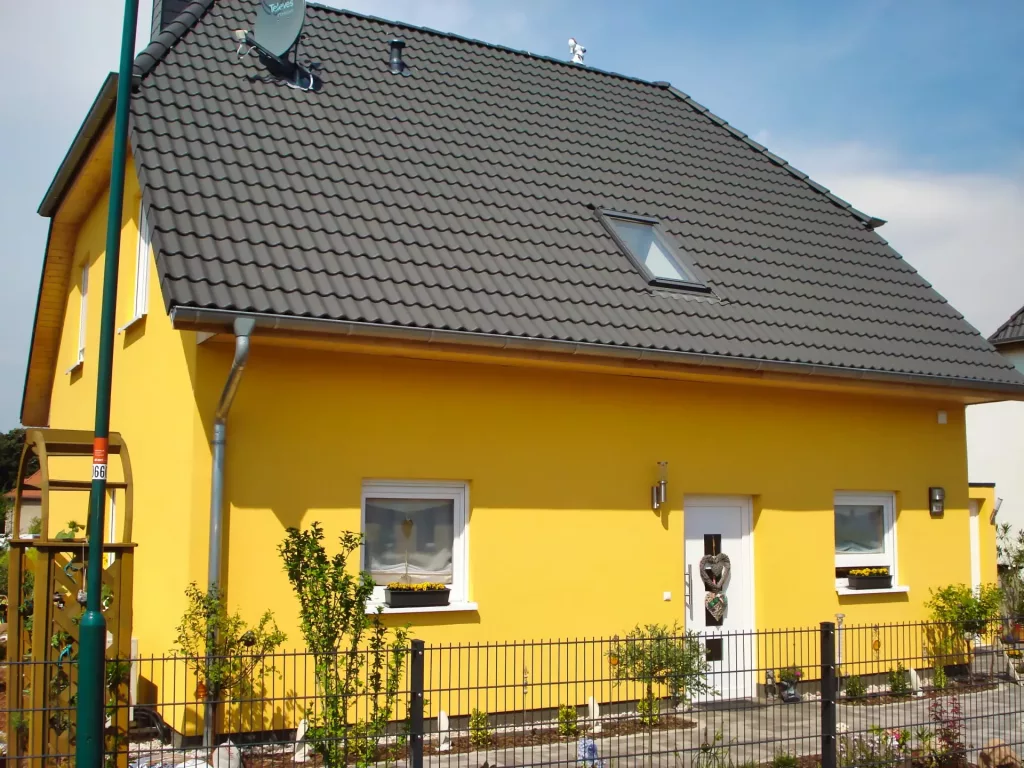 einfamilienhaus-gelb-walmdach-oranienburg_ergebnis